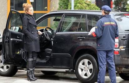 Nikolina Pišek šarmom je izbjegla kaznu za parking 