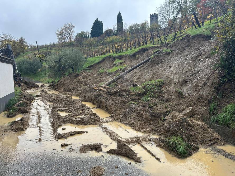Nevrijeme u Sloveniji. Nestale cijele ceste, uništen most. Stotine ljudi ostalo bez struje