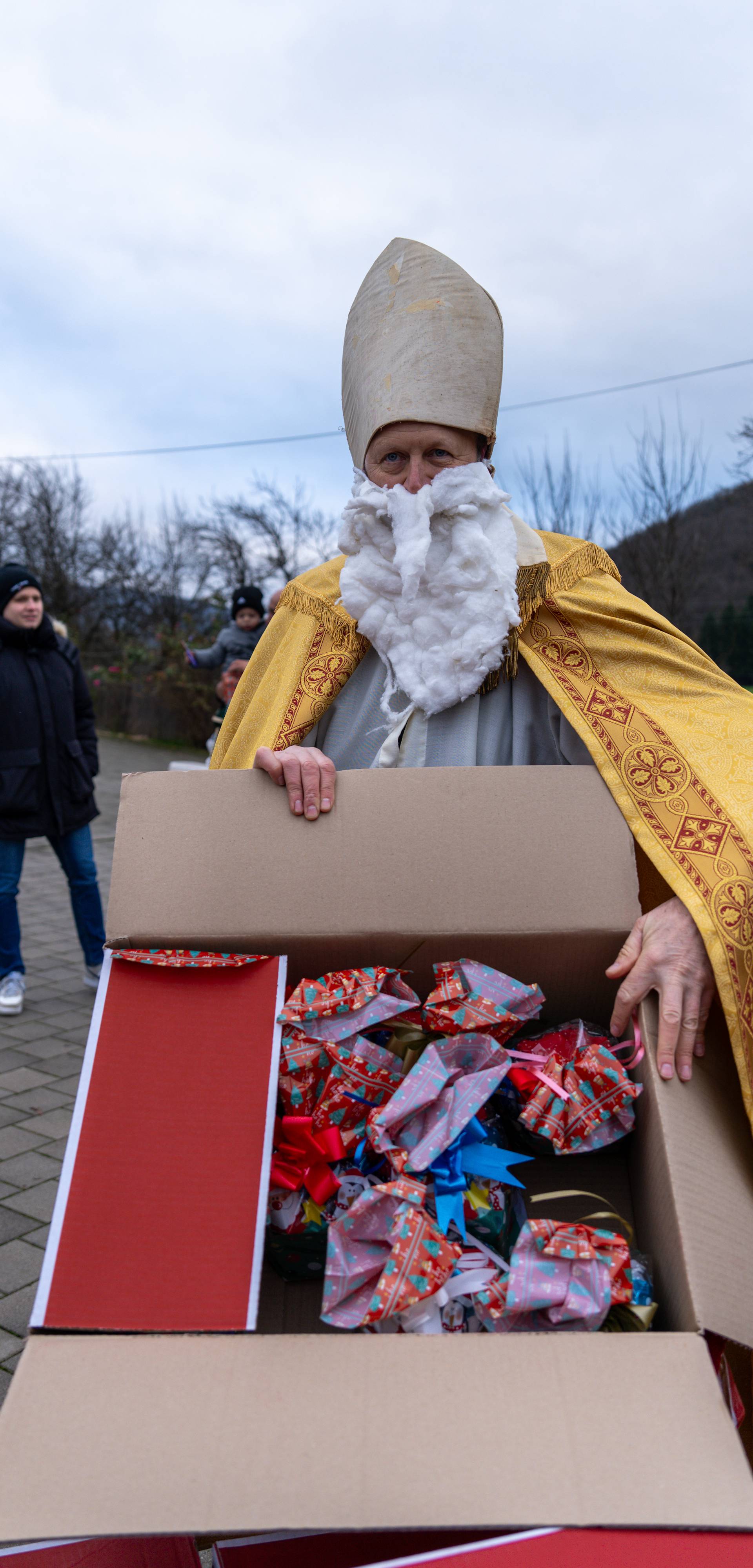 Otočac: Sveti Nikola sletio helikopterom te podijelio poklone štićenicima doma za starije i nemoćne Dujmović