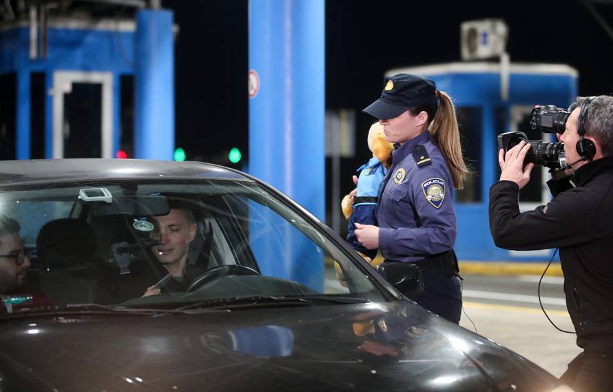 Posljednji putnik na graničnom prijelazu Bregana prije ulaska Hrvatske u Schengen nagrađen je policijskim medvjedićem