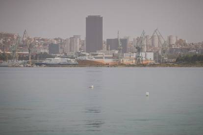 FOTO Ovako danas izgledaju Split i Pula. Uz velike vrućine, prekrio ih je saharski pijesak