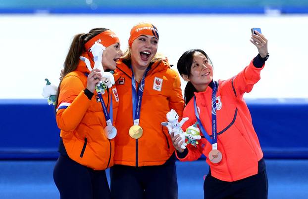 Speed Skating - Women's 1000m Victory Ceremony