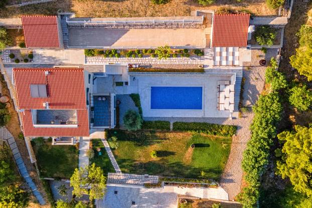 FOTO Ovo je Budimirova vila Pokora: Na ilegalnom katu su biljar i terasa, bazen će rušiti...