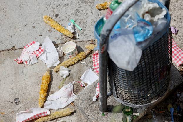 Zadar: Otpad ostavljen pored kante za smeće