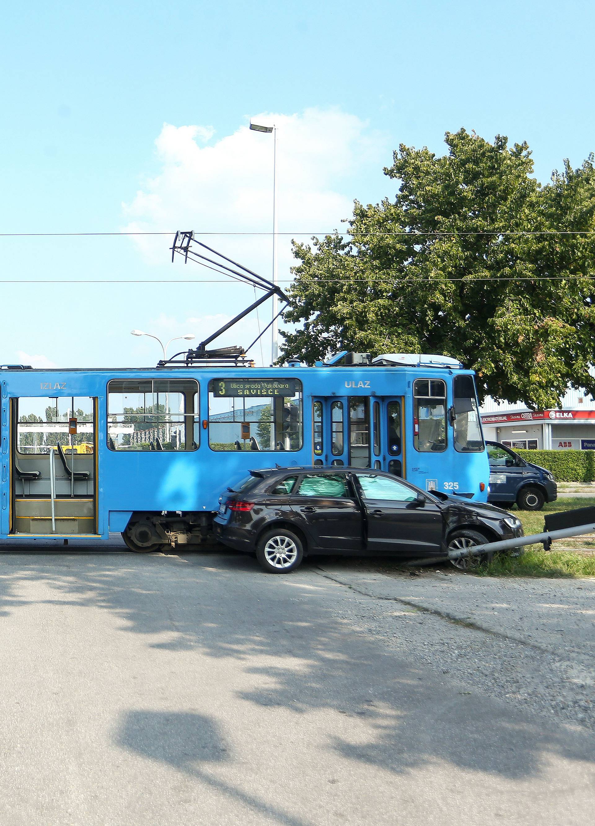 Auto i tramvaj sudarili su se u Zagrebu: 'Audi je skroz skršen'