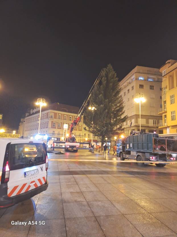 FOTO Na Trg postavili jelku! Stara je 40 godina, visoka 18 m