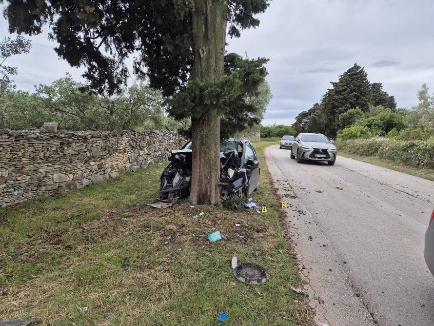 FOTO Užas u Istri: Autom se zabila u stablo, dijete kritično!