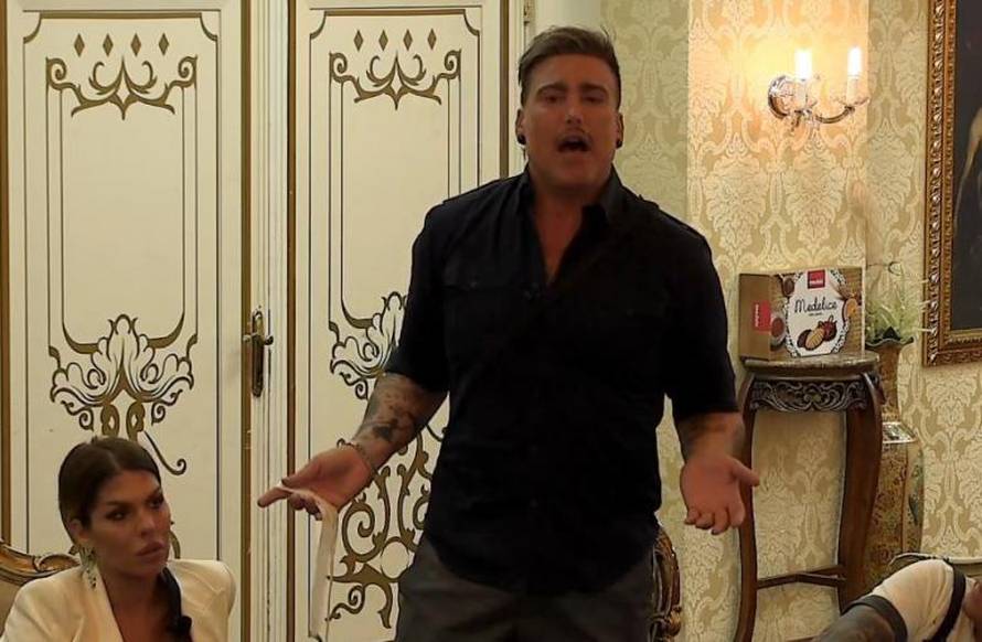 'Imao sam grupni seks i gledao sam druge parove dok to rade'