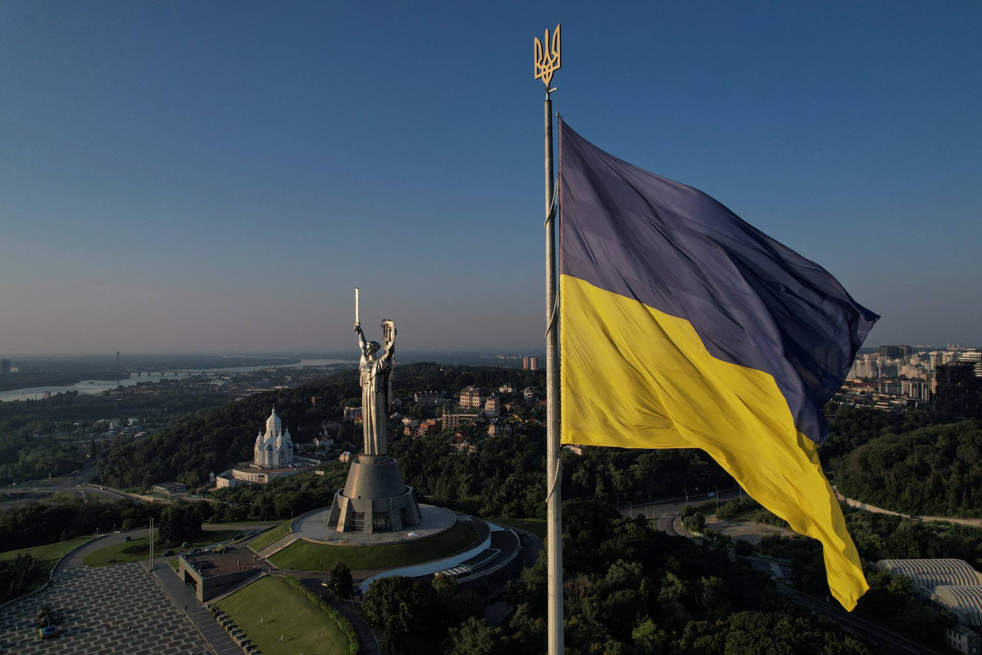 Mounting a Ukrainian national emblem to the shield of the 'Motherland' monument in Kyiv