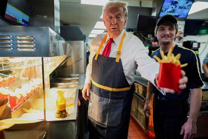 FOTO: Trump poslužuje u McDonald'su. Ruga se Harris