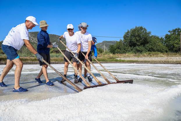 Berba soli u Stonskoj solani