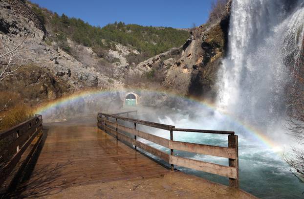 Knin: Slap Kr?i?, poznatiji kao Topoljski buk ili Veliki buk ukrašen dugom