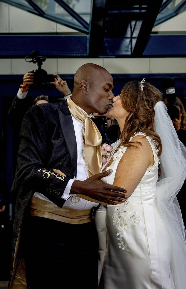 Bridal couple princess Märtha Louise and Mr. Durek Verrett greet the crowd