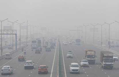 U New Delhiju ukidaju mjere iako je zrak i dalje jako zagađen