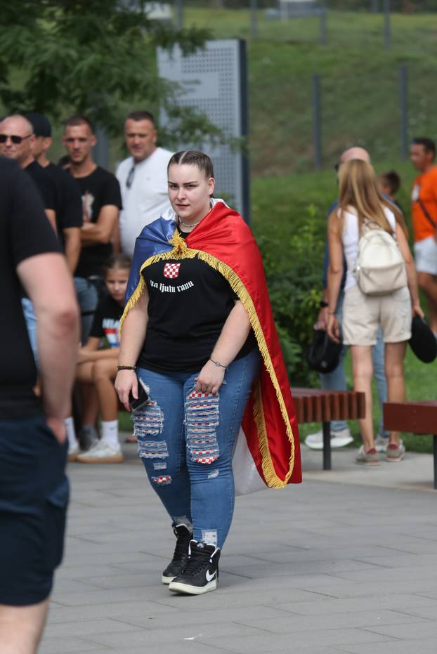 Vukovar: Mnogobrojni obožavatelji Thomsona uoči današnjeg koncerta u Vukovaru su dan iskoristili za posjetu Vodotornja