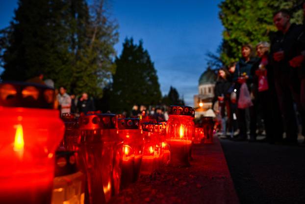 Paljenje svijeća na gradskom groblju Mirogoj