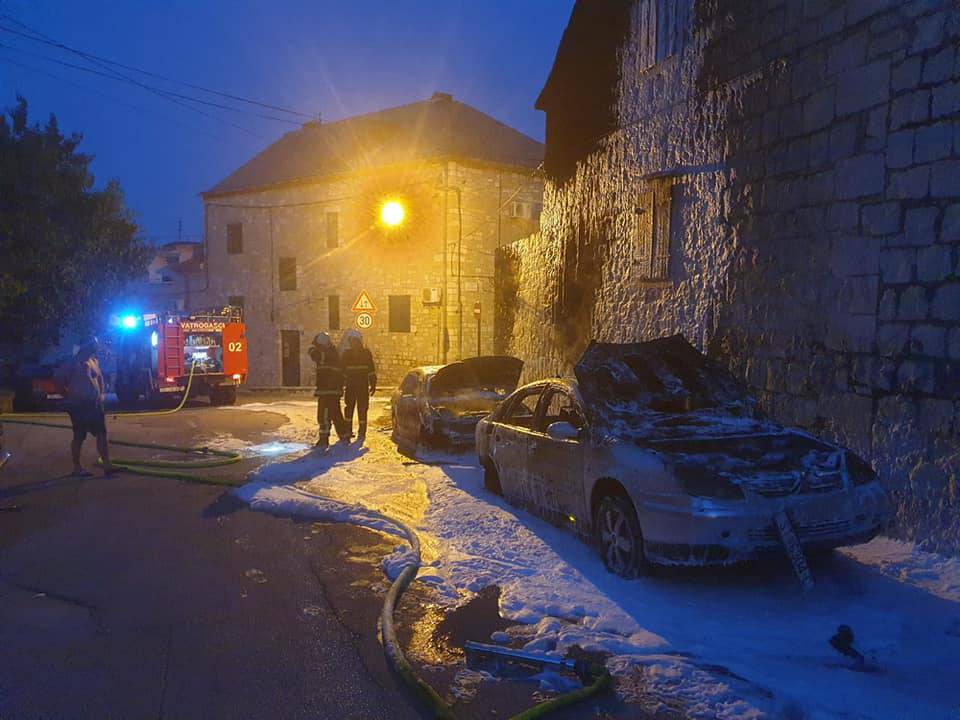 Požar u Kaštel Sućurcu: Vatra progutala dva parkirana auta