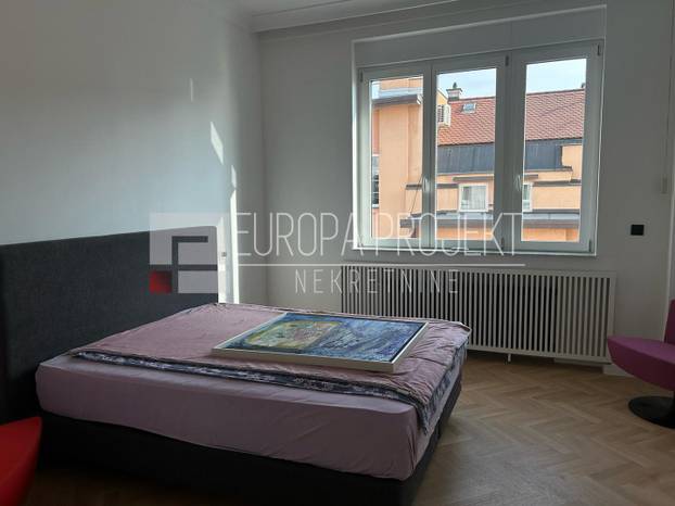 FOTO Zlatna tuš kabina, telefon kraj WC-a! Ovaj stan iznajmljuju na Trgu u Zagrebu. I cijena je hit