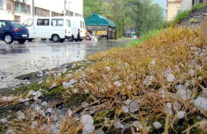 U Slatini padao led veličine graška; štete na poljima