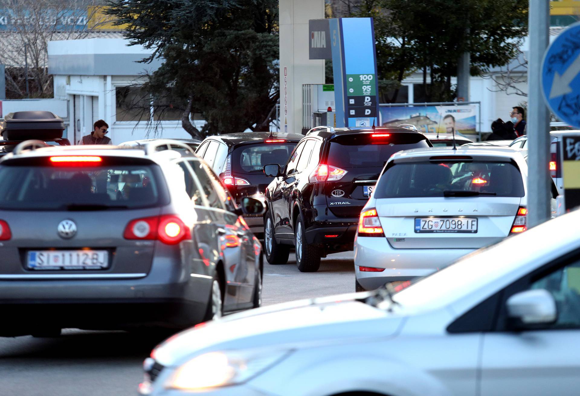 Drugi tjedan, ista slika: Opet ogromne gužve na pumpama večer uoči poskupljenja goriva