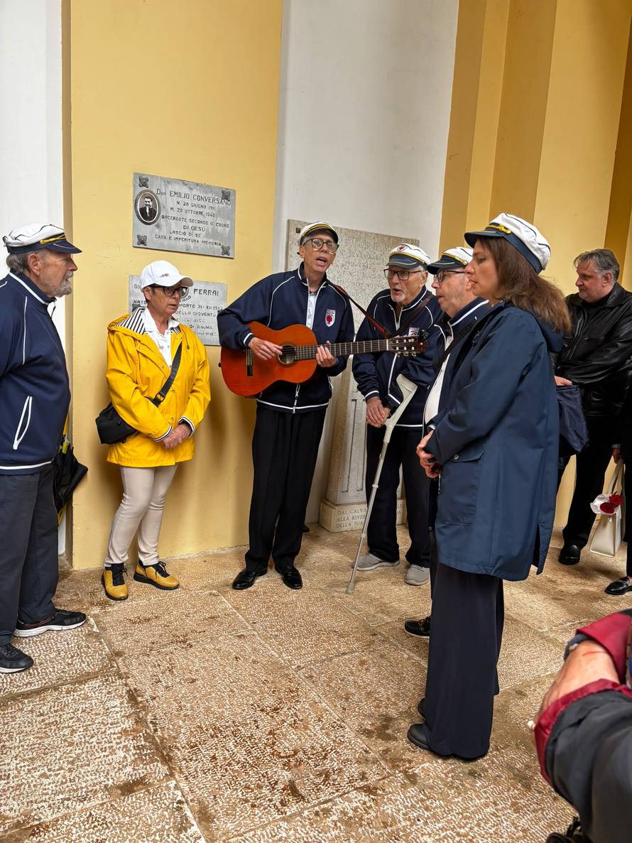 Slomljeni Tony Cetinski oprostio se od oca Mirka. Stotine ljudi došlo je na pogreb u Rovinj