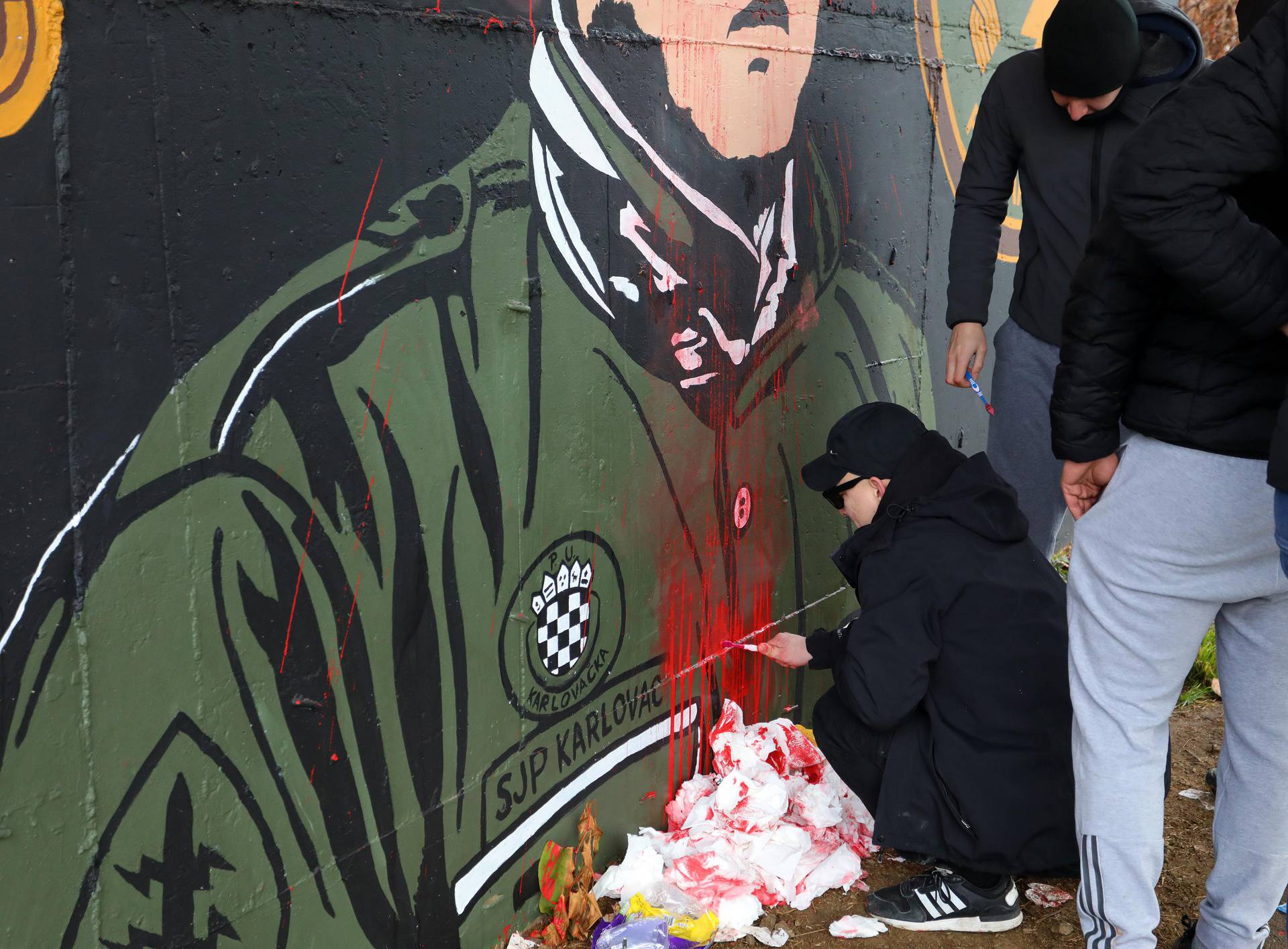 Karlovac: Tijekom noći mural Miši Hrastovu zaliven je crvenom bojom