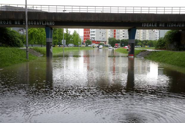 Karlovac: Obilna kiša uzrokovala probleme u prometu