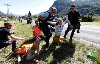 Prosvjednici su prekinuli etapu Tour de Francea: Još 989 dana