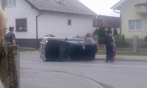 Sudarila se s autom pa završila terencom na boku