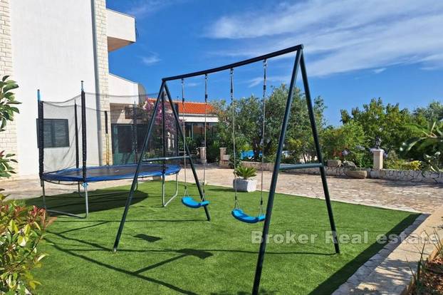 FOTO Kupite kuću s bazenom, a dobijete restoran u prizemlju, bazen i pogled na Rogoznicu!