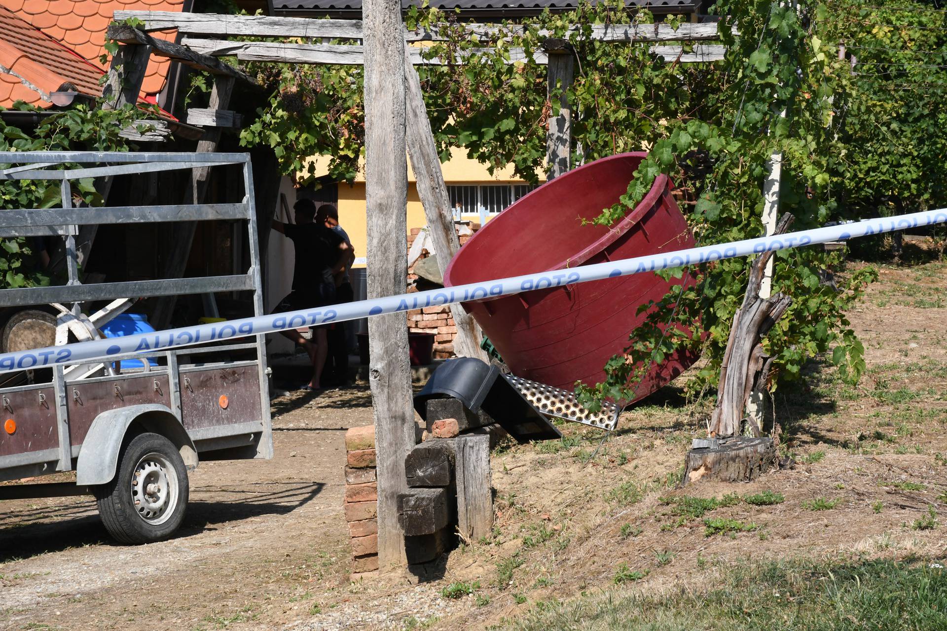 U vikendici nedaleko Popovače nađena tri tijela