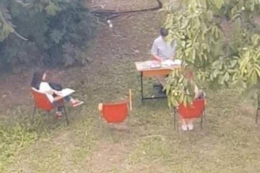 Profesor Medicinskog fakulteta drži ispit u hladu, pod orahom...