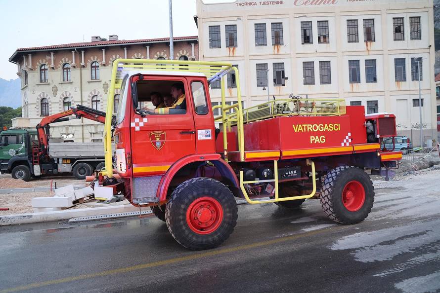 Požar kod Omiša i dalje bukti