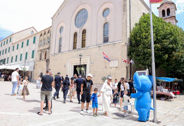 Sinj: Okupljanje ljudi u Sinju uoči 310. Sinjske alke