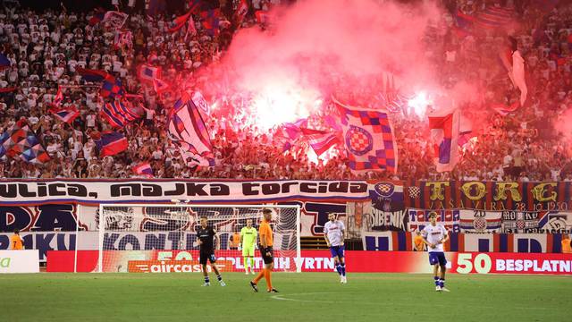 Split: Bakljada na tribinama tijekom utakmice HNK Hajduk i HNK Rijeka