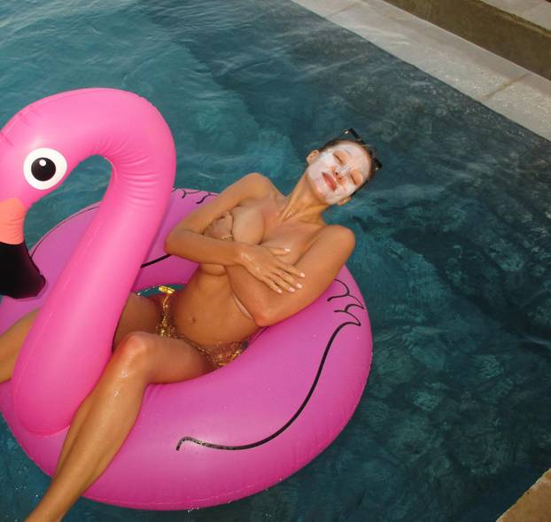 FOTO Britanska 'bomba' uživa na Ibizi: Skinula se u sićušni bikini i raspametila fanove