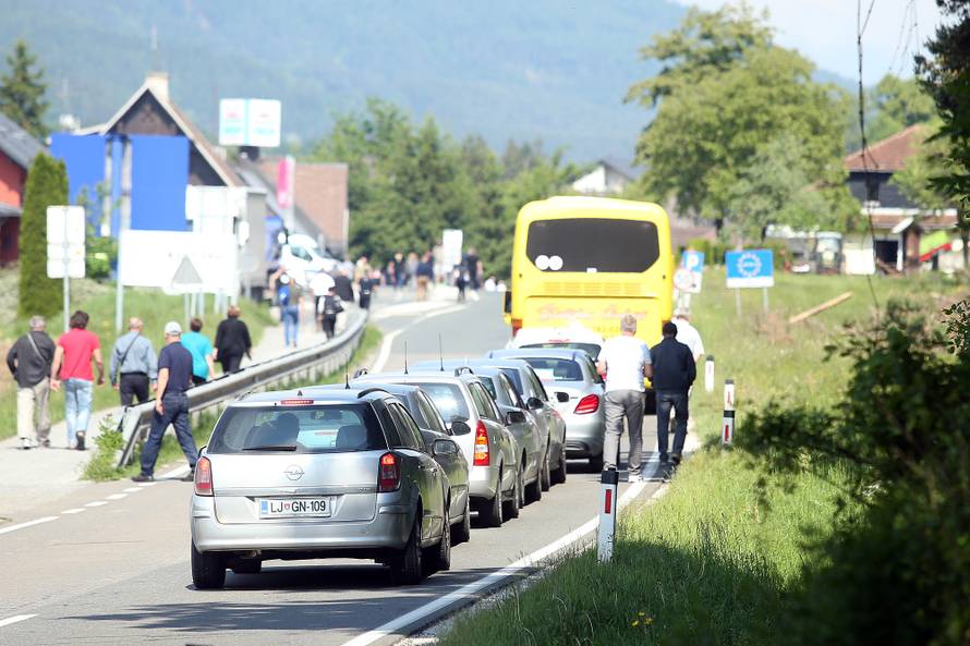 Jandrokovića izviždali: Ovdje smo da odamo počast žrtvama