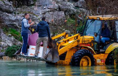 Poplave u Dalmaciji, ljudi bježe iz kuća: 'Izgubio sam sve što sam imao, sve je uništeno...'