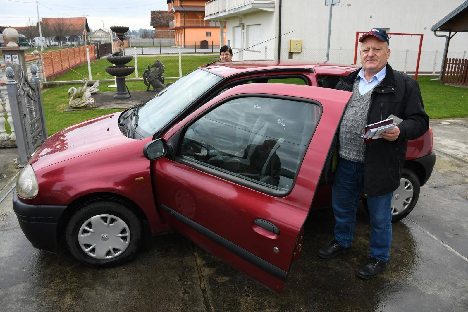 Odlučio pokloniti automobil ocu koji je s djetetom ostao zatrpan u autu nakon potresa u Petrinji