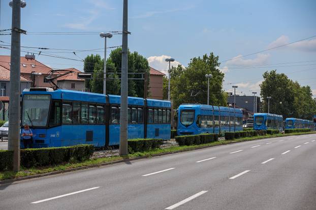 Zagreb: Kamion potrgao tramvajske žice  na uglu Branimirove i Držićeve 