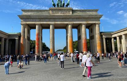 Eko aktivisti Brandenburška vrata poprskali bojom: 'Želimo odustajanja od fosilnih goriva'