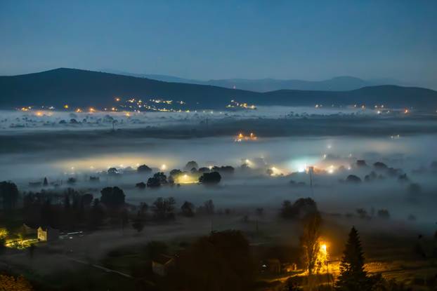 Magla noću iznad mjesta Bisko  