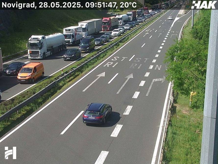 VIDEO Buktinja na autocesti A1: Gori prikolica šlepera, prekinut promet, ogromna je kolona