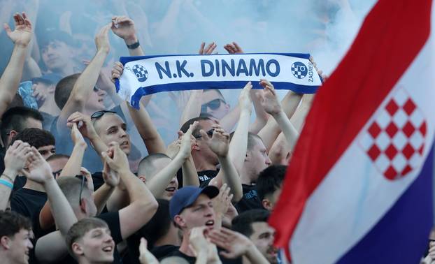 Zagreb: Navijači na utakmici Dinama i Lokomotive