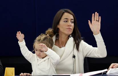 Najmlađa EU zastupnica: Mala Victoria i mama idu na sjednice 
