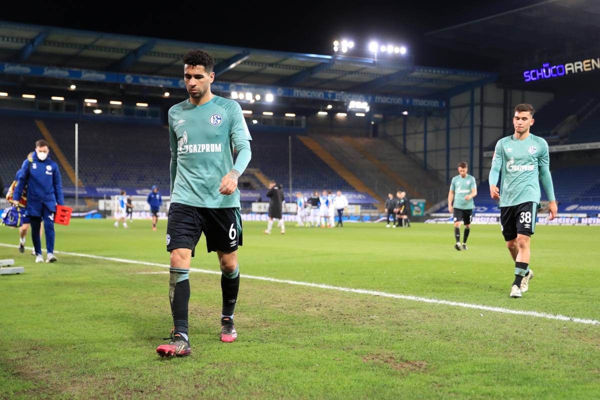 Kaos u Schalkeu: Ispali iz lige, navijači ih gađali jajima...