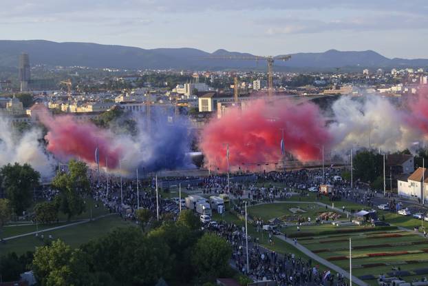 Zagreb: Vojni mimohod završio uz veličanstveni pirotehnički šou 