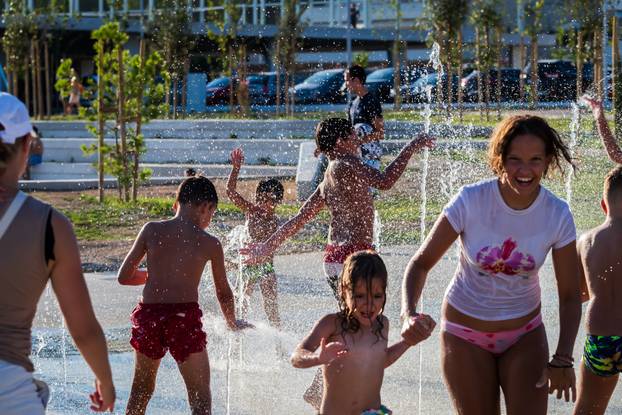 Split: Ljetni ugođaj na novouređenoj plaži Žnjan