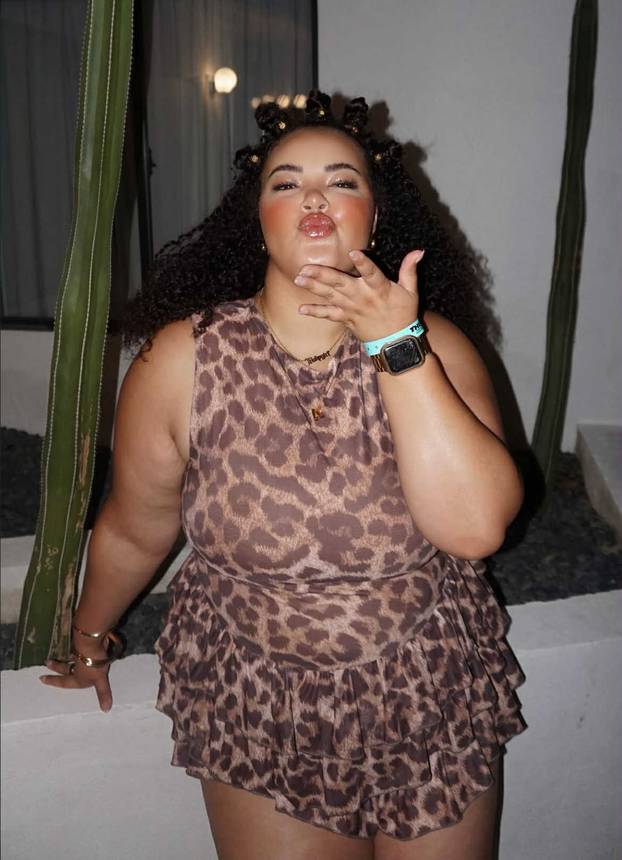 Plus-size influencerica ponosno pokazuje svoje obline: 'Tko se ne bi hvalio ovakvim grudima?'