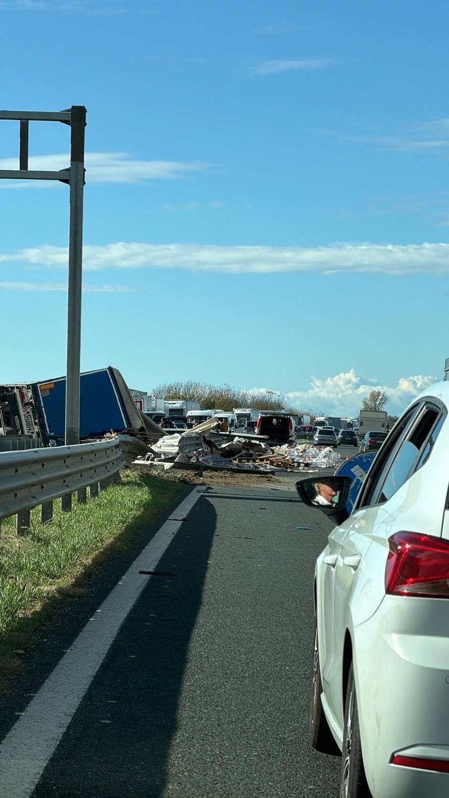 VIDEO Kamion proletio kroz ogradu na A3. Prekinut promet! 'Auto je bio skroz razvaljen'